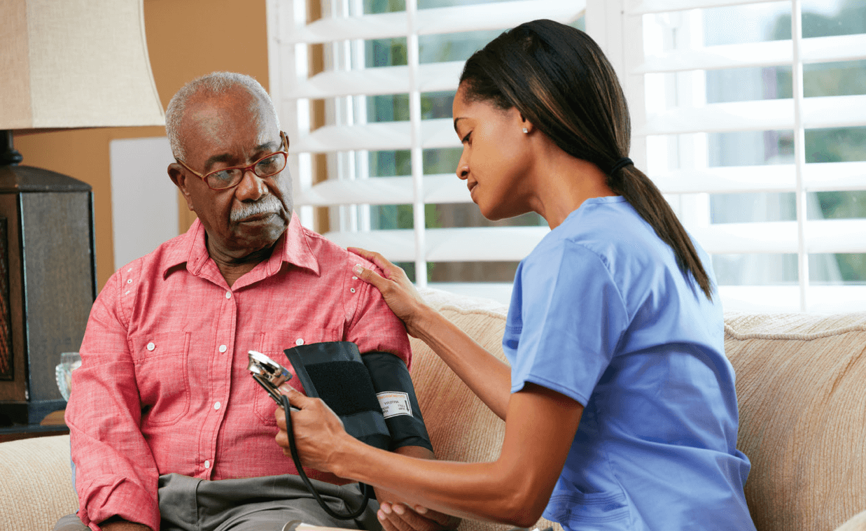 护士正在给一位老人检查血压